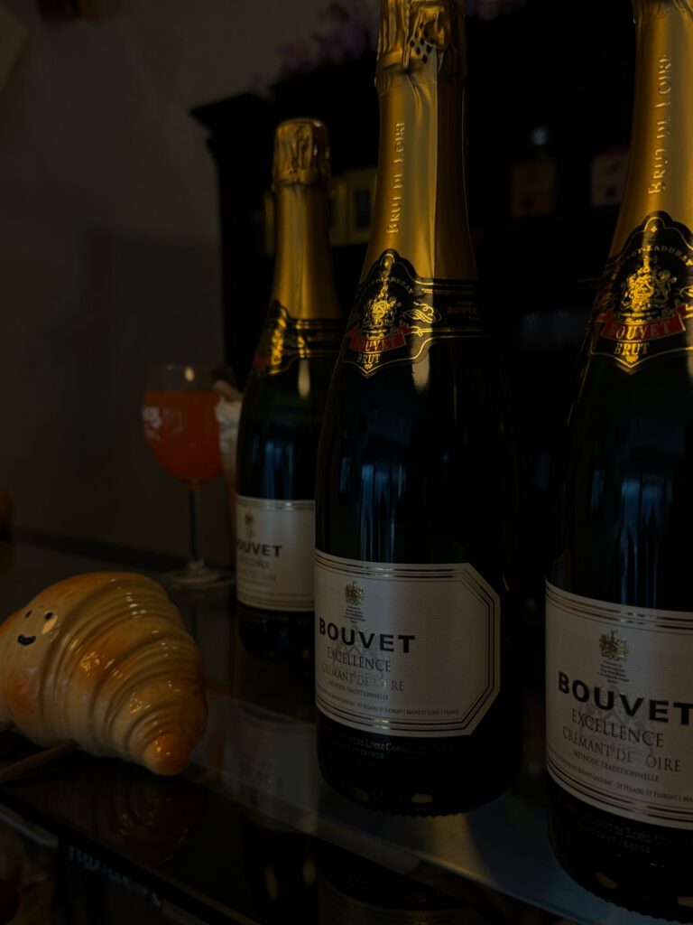 Flaschen Bouvet Excellence Crémant de Loire im Mon âme Café Heilbronn, daneben ein Croissant