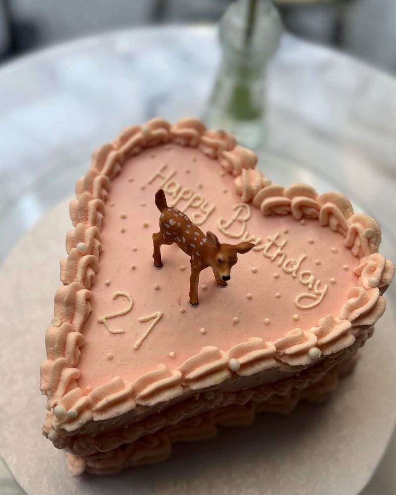 Individuelle Herz-Torte in Rosa mit „Happy Birthday 21“ und Reh-Figur – Mon âme Bakery Heilbronn
